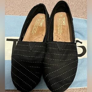 Tom’s classic canvas size 7 black pinstriped
